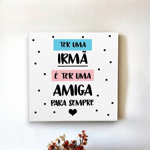 Azulejo decorativo com a frase Ter uma irmã é ter uma amiga para sempre - Presentear Amigas e Irmãs fixado na parede lisa com a fita dupla face da 3M