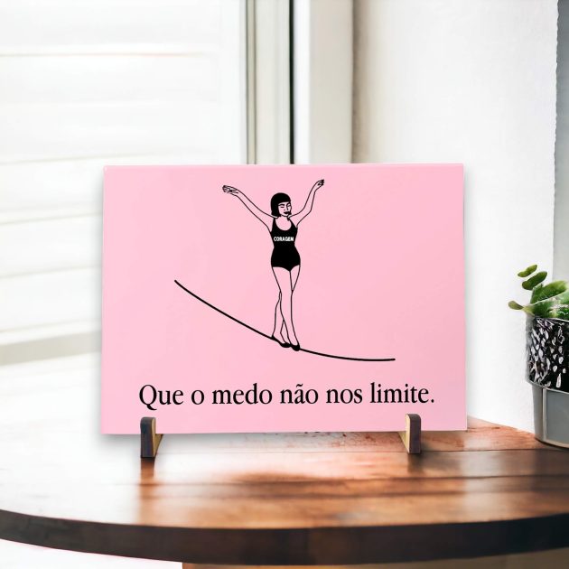 Azulejo decorativo com a a frase Que o medo não nos limite