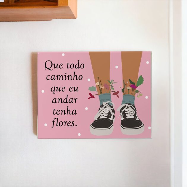 Azulejo decorativo com a frase Que todo caminho que eu andar tenha flores