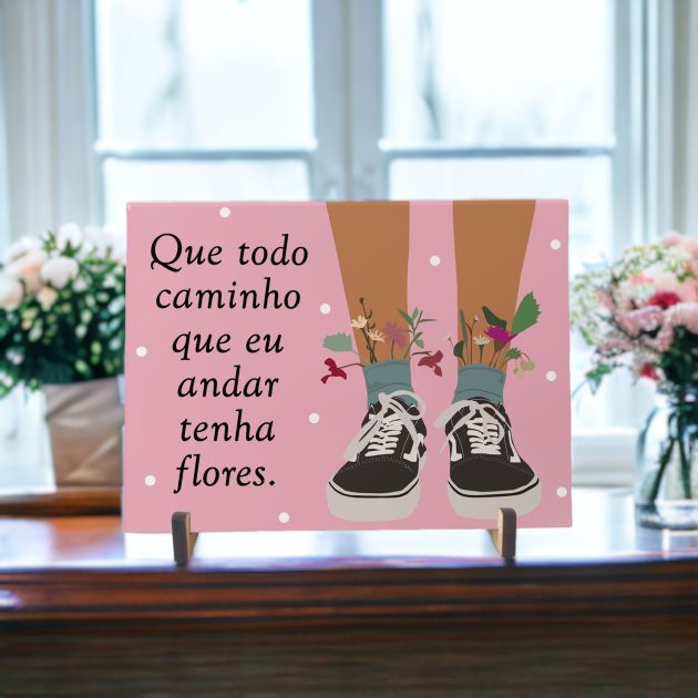 Azulejo decorativo com a frase Que todo caminho que eu andar tenha flores