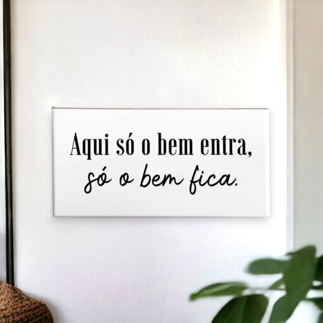 Azulejo decorativo com a frase Aqui só o bem entra só o bem fica - Coleção Metro White