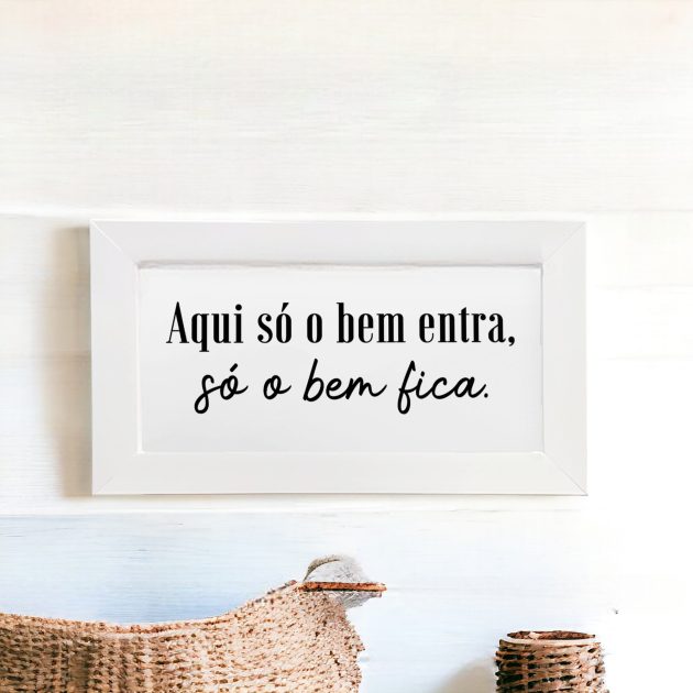 Azulejo decorativo com a frase Aqui só o bem entra só o bem fica - Coleção Metro White