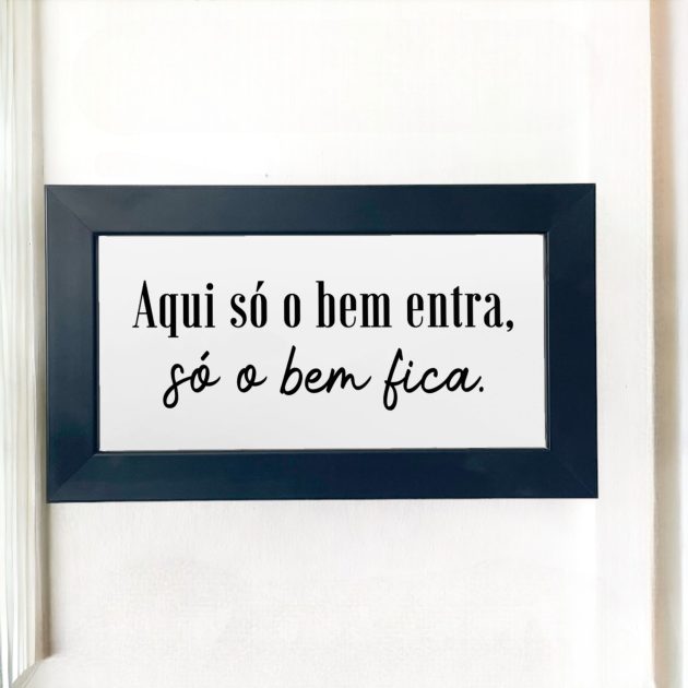 Azulejo decorativo com a frase Aqui só o bem entra só o bem fica - Coleção Metro White