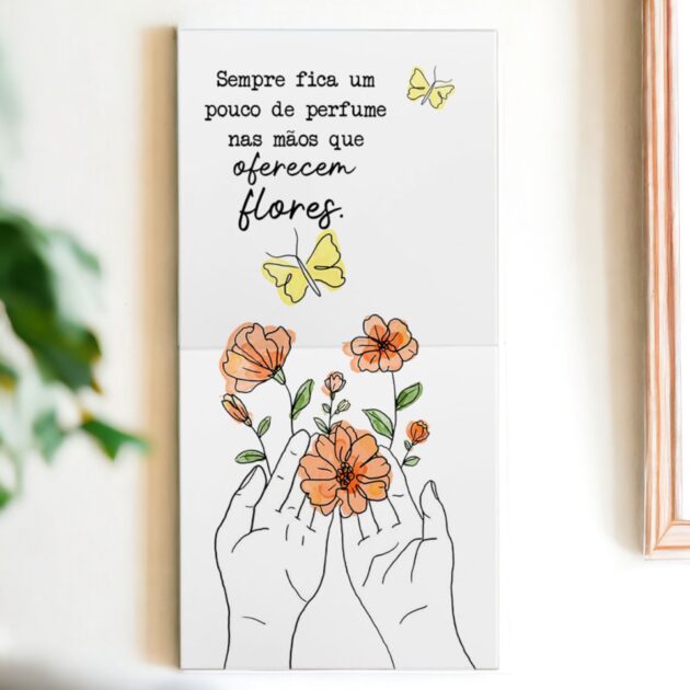 Azulejo decorativo com a frase Sempre fica um pouco de perfume nas mãos que oferecem flores - Coleção: Vejo flores em você