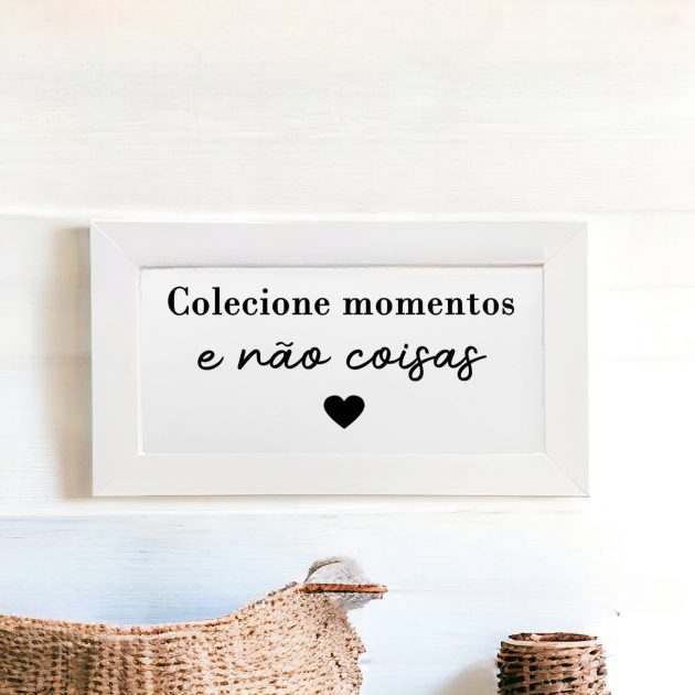 Azulejo decorativo com a frase Colecione momentos e não coisas com um coração preto- Coleção Metro White