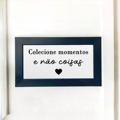 Azulejo decorativo com a frase Colecione momentos e não coisas com um coração preto- Coleção Metro White