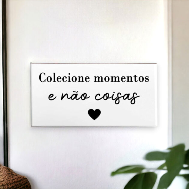 Azulejo decorativo com a frase Colecione momentos e não coisas com um coração preto- Coleção Metro White