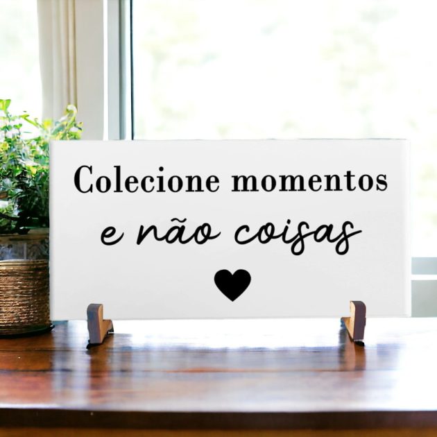 Azulejo decorativo com a frase Colecione momentos e não coisas com um coração preto- Coleção Metro White