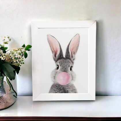 Azulejo decorativo com o desenho de um coelho com chiclete rosa
