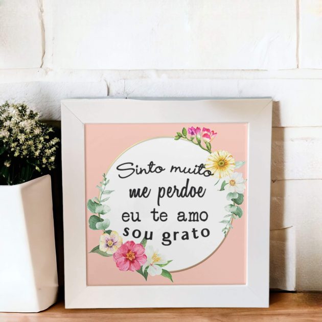 Azulejo decorativo com a frase Sinto muito, me perdoe, eu te amo e sou grato com um fundo rosa com flores