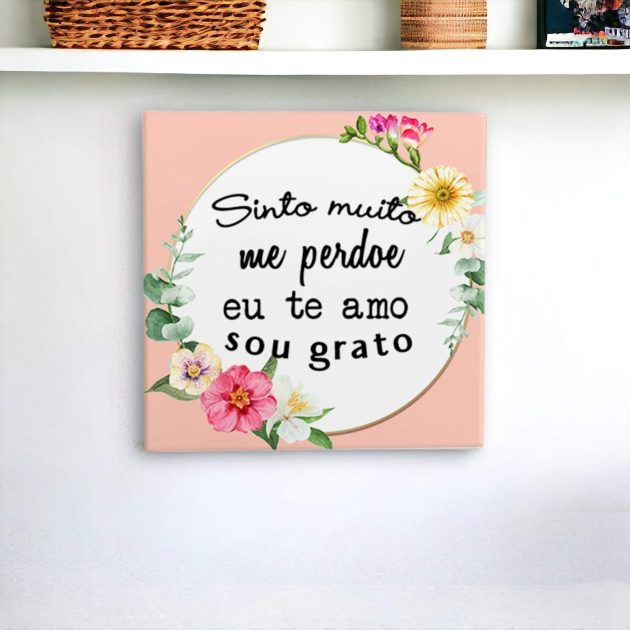 Azulejo decorativo com a frase Sinto muito, me perdoe, eu te amo e sou grato com um fundo rosa com flores