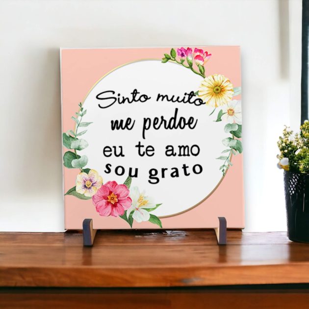 Azulejo decorativo com a frase Sinto muito, me perdoe, eu te amo e sou grato com um fundo rosa com flores