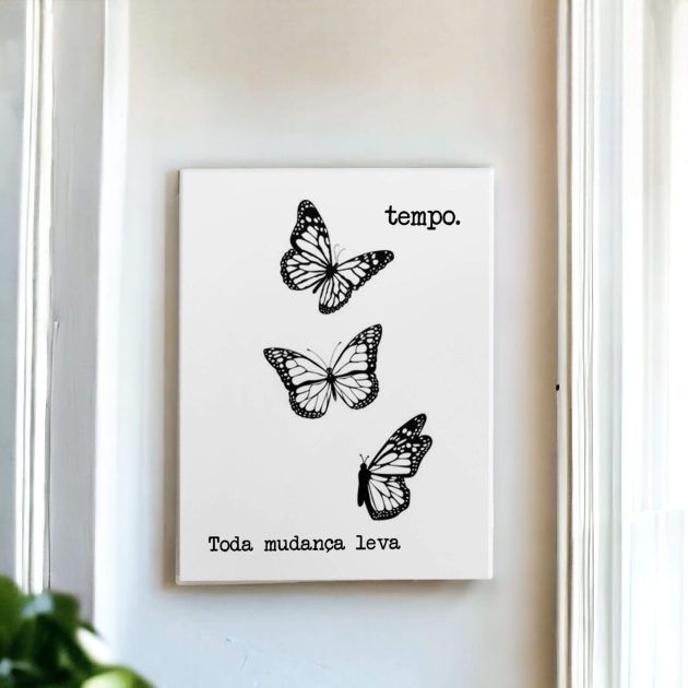 Azulejo decorativo com a frase Toda mudança leva tempo com borboletas pretas