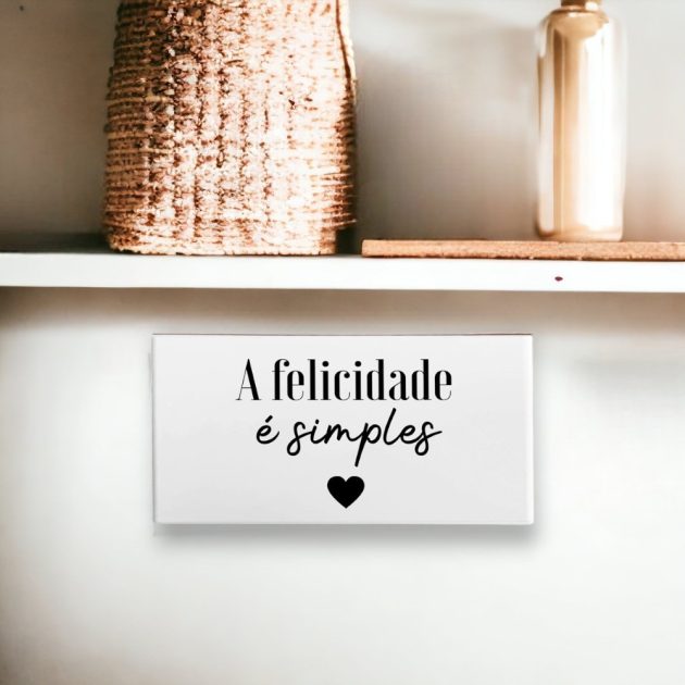 Azulejo decorativo com a frase A felicidade é simples com coração preto - Coleção Metro White