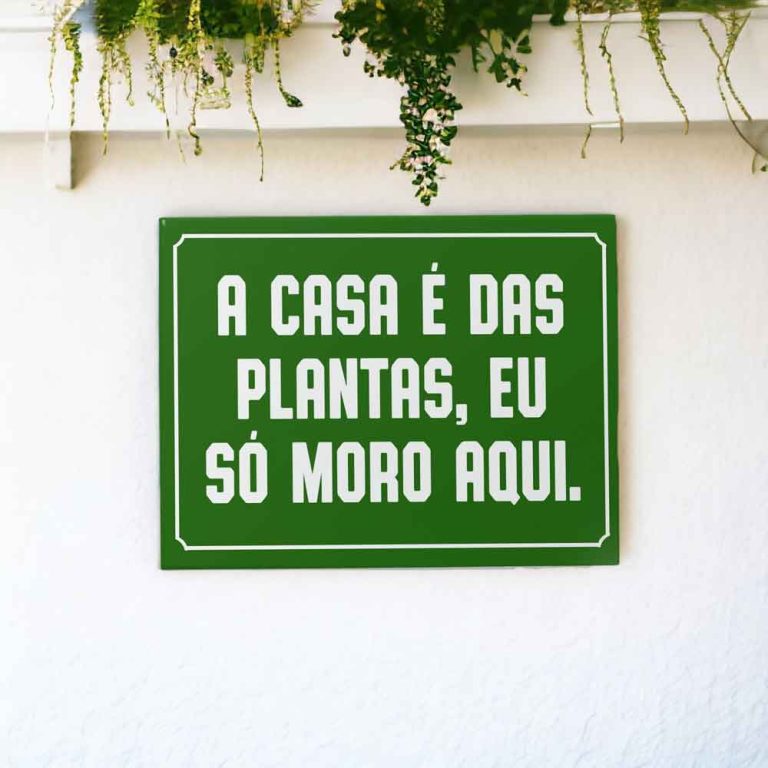 Azulejo decorativo para cantinho das plantas com frase A casa é das plantas, eu só moro aqui