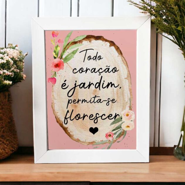 Azulejo decorativo com a frase Todo coração é jardim, permita-se florescer