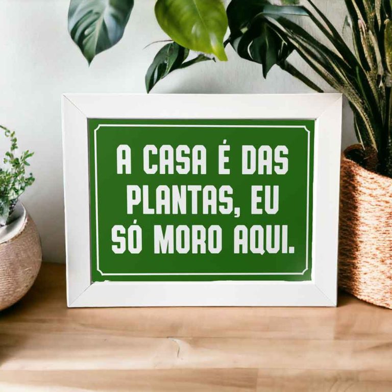 Azulejo decorativo para cantinho das plantas com frase A casa é das plantas, eu só moro aqui