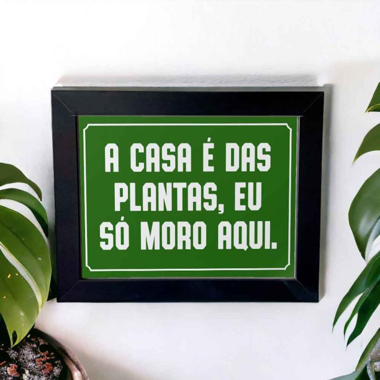 Azulejo decorativo para cantinho das plantas com frase A casa é das plantas, eu só moro aqui