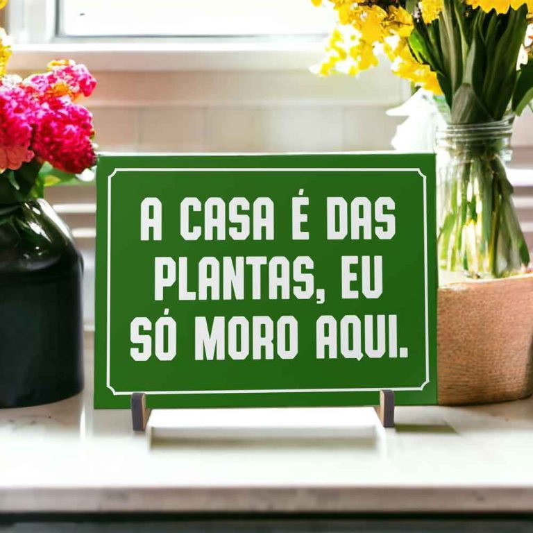 Azulejo decorativo para cantinho das plantas com frase A casa é das plantas, eu só moro aqui