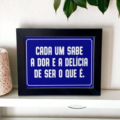 Azulejo decorativo com frase Cada um sabe a dor e a delícia de ser o que é