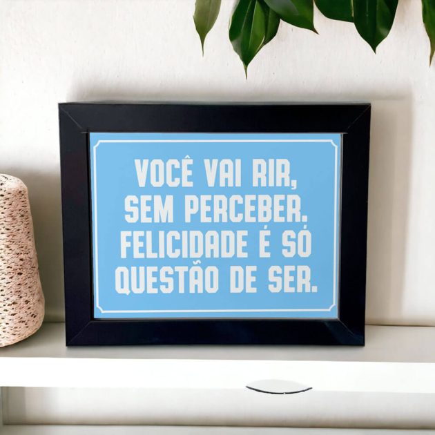 Azulejo decorativo com a frase Você vai rir, sem perceber. Felicidade é só questão de ser