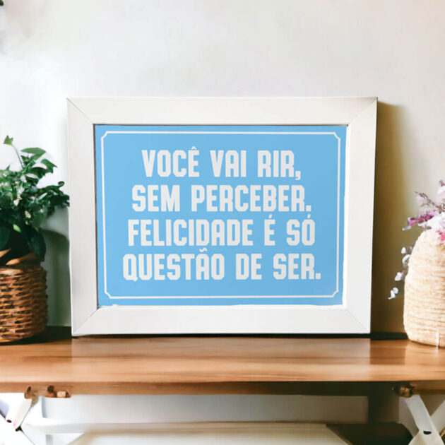 Azulejo decorativo com a frase Você vai rir, sem perceber. Felicidade é só questão de ser