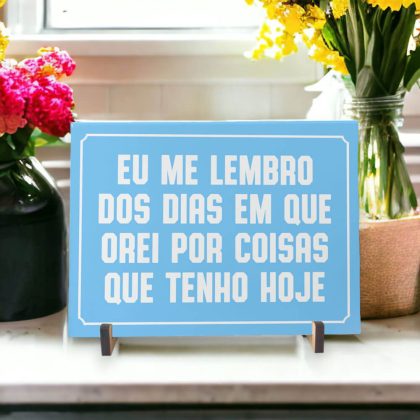 Azulejo decorativo com a frase Eu me lembro dos dias em que orei