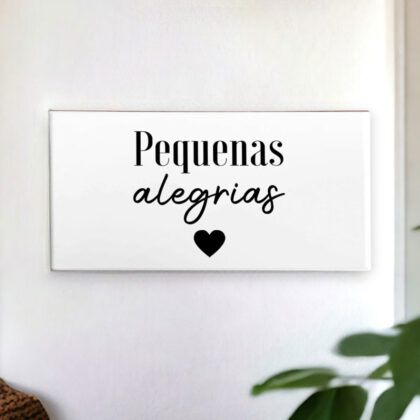 Azulejo decorativo com a frase Pequenas alegrias e um coração preto - Coleção Metro White