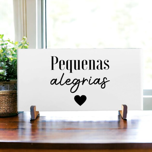 Azulejo decorativo com a frase Pequenas alegrias e um coração preto - Coleção Metro White