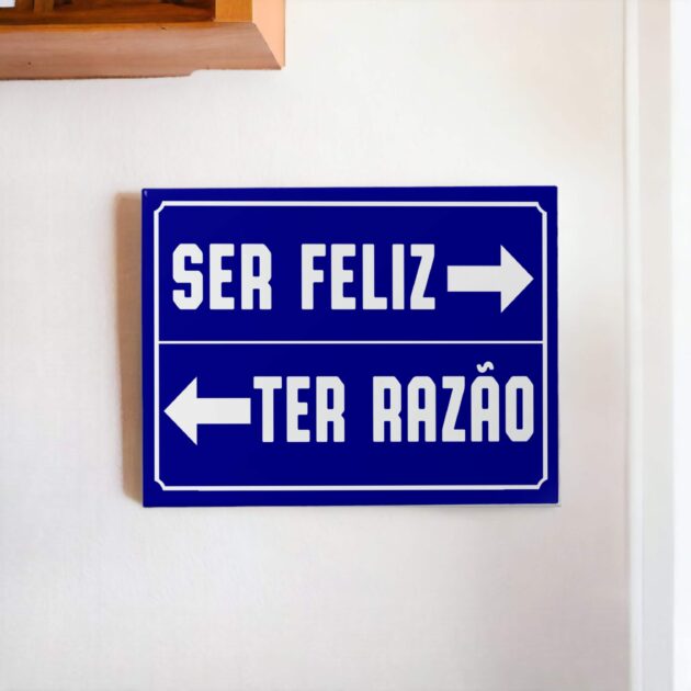 Azulejo decorativo com a frase "Ser feliz ou ter razão" - Coleção Retrô