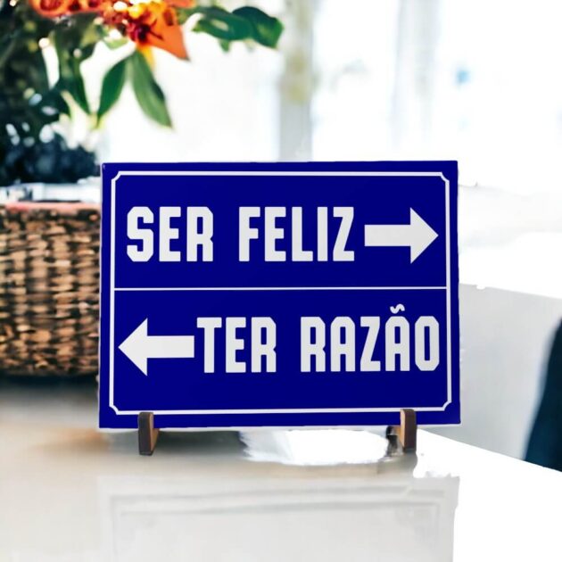 Azulejo decorativo com a frase "Ser feliz ou ter razão" - Coleção Retrô