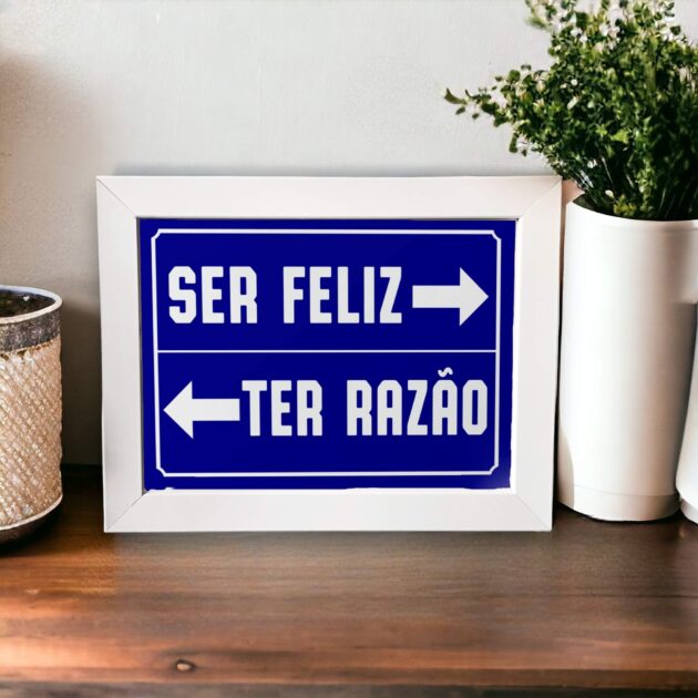 Azulejo decorativo com a frase "Ser feliz ou ter razão" - Coleção Retrô