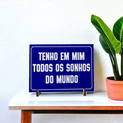 Azulejo decorativo com a frase Tenho em mim todos os sonhos do mundo - Coleção Retrô