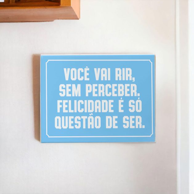 Azulejo decorativo com a frase Você vai rir, sem perceber. Felicidade é só questão de ser