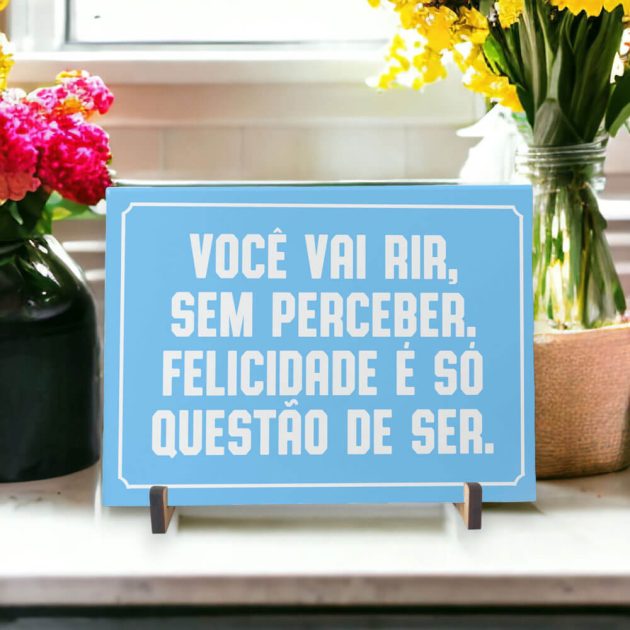 Azulejo decorativo com a frase Você vai rir, sem perceber. Felicidade é só questão de ser