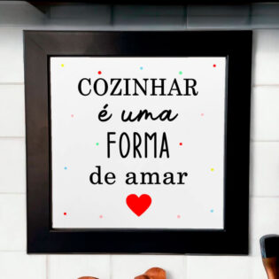 Azulejo decorativo para cozinha com Bolinhas coloridas com frase Cozinhar é uma forma de amar