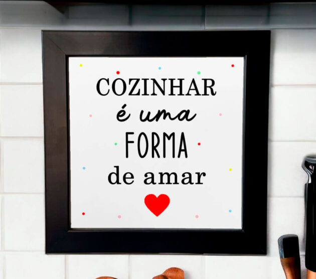 Azulejo decorativo para cozinha com frase cozinhar é uma forma de amar