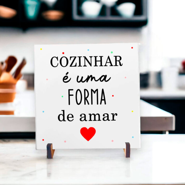 Azulejo decorativo para cozinha com frase cozinhar é uma forma de amar