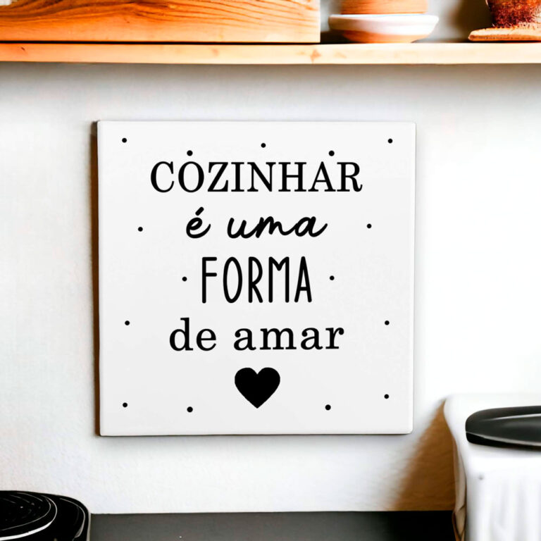 Azulejo decorativo para cozinha com frase cozinhar é uma forma de amar