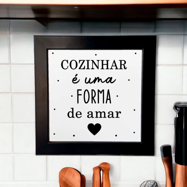 Azulejo decorativo para cozinha com frase cozinhar é uma forma de amar