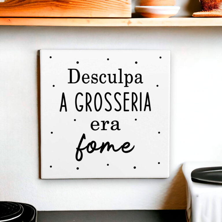 Azulejo decorativo para cozinha com frase "desculpe a grosseria era fome"