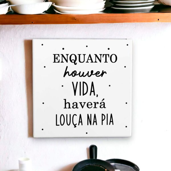 azulejo decorativo para cozinha com frase "enquanto houver vida haverá louça na pia"