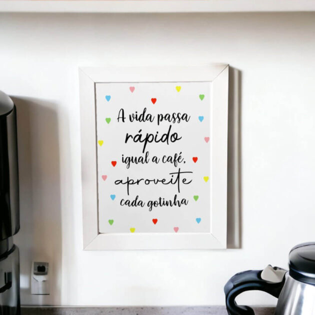 Azulejo decorativo com a frase A vida passa rápido igual café, aproveite cada gotinha