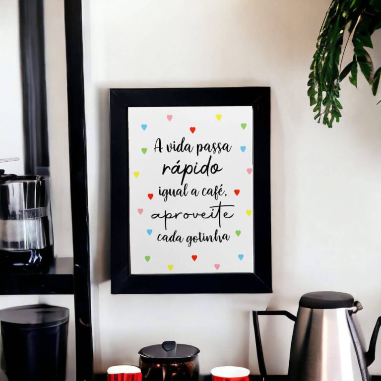 Azulejo decorativo com a frase A vida passa rápido igual café, aproveite cada gotinha