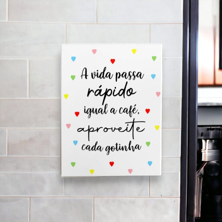 Azulejo decorativo com a frase A vida passa rápido igual café, aproveite cada gotinha