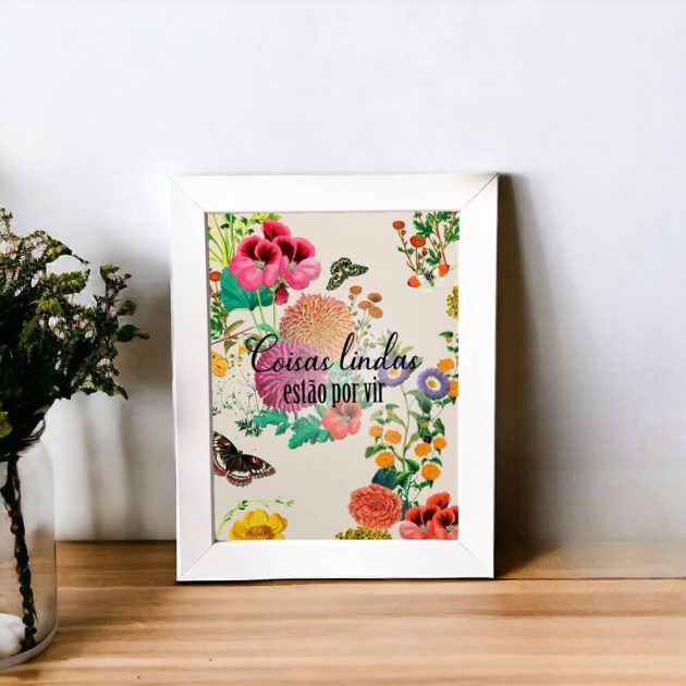 Azulejo decorativo com a frase Coisas lindas estão por vir fundo floral bege