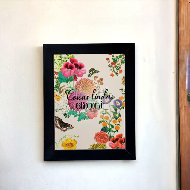 Azulejo decorativo com a frase Coisas lindas estão por vir fundo floral bege