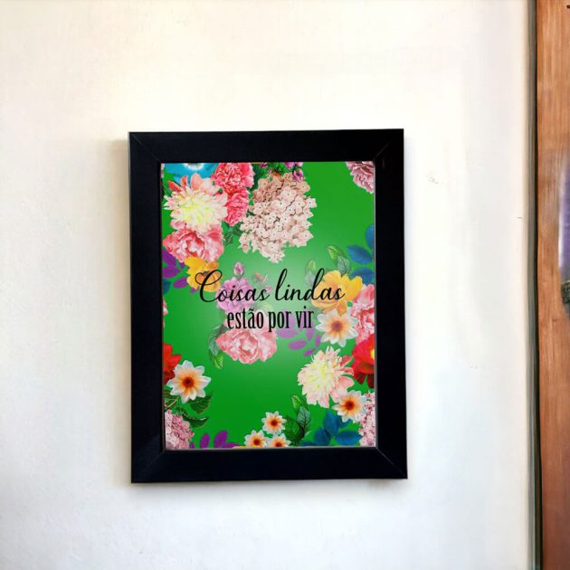 Azulejo decorativo com a frase Coisas lindas estão por vir com fundo verde floral