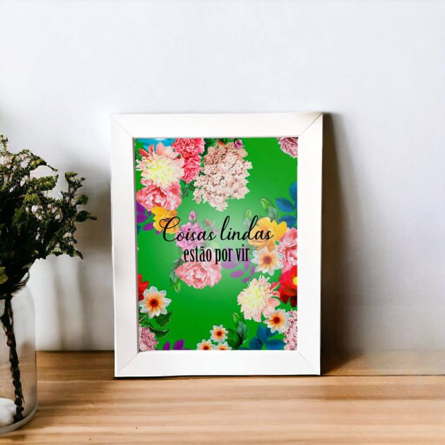 Azulejo decorativo com a frase Coisas lindas estão por vir com fundo verde floral