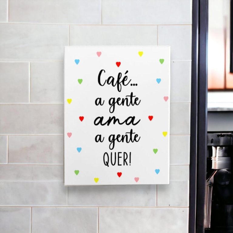 Azulejo decorativo com a frase Café a gente ama a gente